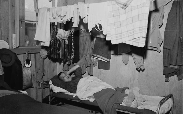 L'intérieur de l'un des "appartements" de la caserne de Manzanar. (Autorisation : National Archives and Records Administration)