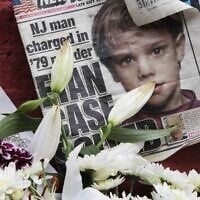 La Une d'un journal avec une photo d'Etan Patz devant un mémorial improvisé dans le quartier de SoHo à New York, où Etan vivait avant sa disparition le 25 mai 1979, en date du 28 mai 2012. (Crédit : Mark Lennihan/AP)