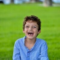 Adam Banet, 9 ans, atteint d'une mutation génétique rare du gène GRIN2D. (Crédit : Autorisation)