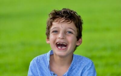 Adam Banet, 9 ans, atteint d'une mutation génétique rare du gène GRIN2D. (Crédit : Autorisation)