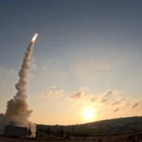 Un système antimissile Arrow tirant un missile intercepteur pendant le conflit de douze jours entre Israël et la République islamique, sur une image dont la publication a été autorisée le 1ᵉʳ juillet 2025. (Crédit : Ministère de la Défense)