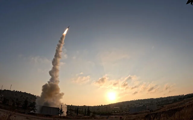 Un système antimissile Arrow tirant un missile intercepteur pendant le conflit de douze jours entre Israël et la République islamique, sur une image dont la publication a été autorisée le 1ᵉʳ juillet 2025. (Crédit : Ministère de la Défense)