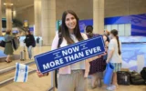 Une nouvelle immigrante arrive en Israël, le 3 juillet 2025. (Crédit : Nefesh B'Nefesh/Igor Farberov)