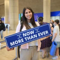 Une nouvelle immigrante arrive en Israël, le 3 juillet 2025. (Crédit : Nefesh B'Nefesh/Igor Farberov)