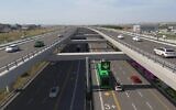 Une impression d'artiste des autoroutes surélevées le long de la Route 6. (Crédit : Cross Israel Highway via le ministère des Transports)