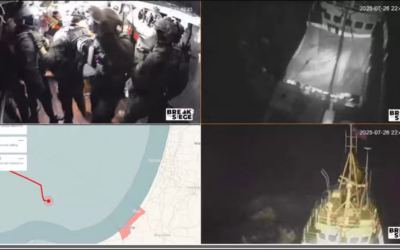 Captures d'écran tirées d'images en direct du bateau militant Handala tentant de briser le blocus naval de Gaza alors qu'il est abordé par les forces navales israéliennes, le 26 juillet 2025. (Capture d'écran : Salaamedia sur Youtube) Captures d'écran tirées d'images en direct du bateau militant Handala tentant de briser le blocus naval de Gaza alors qu'il est abordé par les forces navales israéliennes, le 26 juillet 2025. (Capture d'écran : Salaamedia sur Youtube)