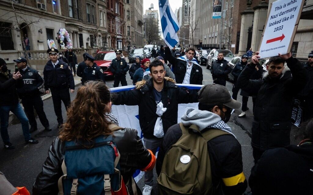 Des militants anti-Israël empêchant des étudiants juifs de marcher dans une rue à proximité de l'université de Columbia, le 2 février 2024. (Crédit : Luke Tress) Des militants anti-Israël empêchant des étudiants juifs de marcher dans une rue à proximité de l'université de Columbia, le 2 février 2024. (Crédit : Luke Tress)