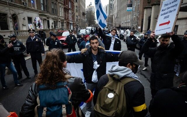Des militants anti-Israël empêchant des étudiants juifs de marcher dans une rue à proximité de l'université de Columbia, le 2 février 2024. (Crédit : Luke Tress)
