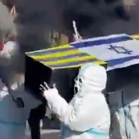 Les supporters du club de football All Boys en Argentine portent un cercueil factice aux couleurs du club de football d'Atlanta, originaire d'un quartier majoritairement juif de Buenos Aires, et recouvert du drapeau israélien avant un match entre les deux équipes le 30 juin 2025. (Capture d'écran via X, utilisée conformément à la clause 27a de la loi sur le droit d'auteur)