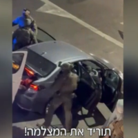 Un Israélien soupçonné d’espionnage pour le compte de l’Iran est arrêté, dans le cadre d’une série d’enquêtes menées par la police et le Shin Bet, à Tibériade, le 30 juin 2025 (Crédit : Capture d’écran/N12)