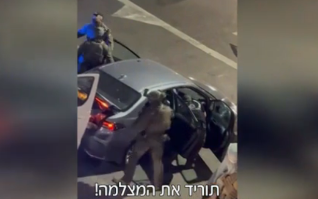Un Israélien soupçonné d’espionnage pour le compte de l’Iran est arrêté, dans le cadre d’une série d’enquêtes menées par la police et le Shin Bet, à Tibériade, le 30 juin 2025 (Crédit : Capture d’écran/N12)