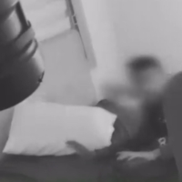 La police détient un Israélien soupçonné d'espionnage pour le compte de l'Iran à Tibériade le 15 juin 2025. (Crédit : Capture d'écran utilisée conformément à la clause 27a de la loi sur le droit d'auteur/N12)