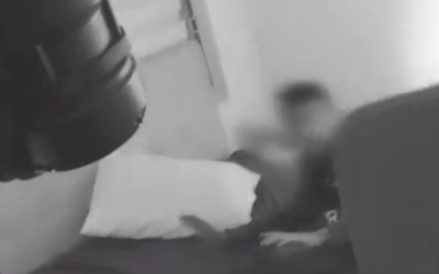 La police détient un Israélien soupçonné d'espionnage pour le compte de l'Iran à Tibériade le 15 juin 2025. (Crédit : Capture d'écran utilisée conformément à la clause 27a de la loi sur le droit d'auteur/N12)