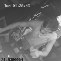 Images de la caméra de sécurité d'un bus montrant trois adolescents agressant un chauffeur arabe à Jérusalem dans la nuit du 14 au 15 juillet 2025. (Crédit : Association des chauffeurs de bus)