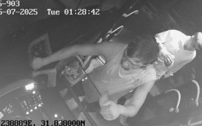 Images de la caméra de sécurité d'un bus montrant trois adolescents agressant un chauffeur arabe à Jérusalem dans la nuit du 14 au 15 juillet 2025. (Crédit : Association des chauffeurs de bus)
