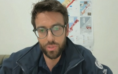 Jonathan Whittall, chef du Bureau des Nations Unies pour la coordination des affaires humanitaires en Cisjordanie et à Gaza (OCHA), s'adresse à un groupe d'experts sur Zoom, le 2 avril 2025. (Capture d'écran/AFP)