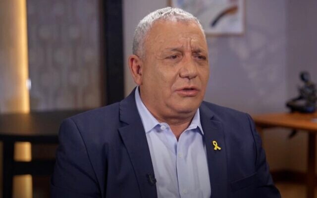 L'ancien chef d'état-major de Tsahal Gadi Eisenkot s'exprime sur la chaîne N12, dans une interview diffusée le 26 juillet 2025. (Crédit : capture d'écran, chaîne N12)