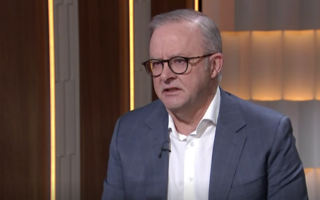 Le Premier ministre australien Anthony Albanese lors d'une interview diffusée sur ABC le 27 juillet 2025. (Crédit : Capture d'écran/ABC)