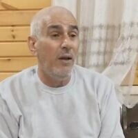 Le journaliste palestinien Nasser al-Laham s'exprimant au micro d'Al Mayadeen après sa libération de la prison d'Ofer, le 16 juillet 2025. (Crédit : Capture d'écran/Youtube)