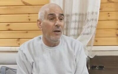 Le journaliste palestinien Nasser al-Laham s'exprimant au micro d'Al Mayadeen après sa libération de la prison d'Ofer, le 16 juillet 2025. (Crédit : Capture d'écran/Youtube)