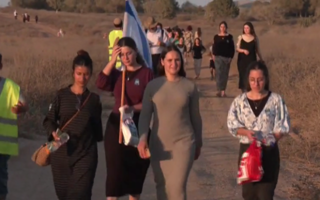 Des activistes de droite participent à un rassemblement appelant à la réinstallation d'implantations israéliennes dans la bande de Gaza, près de la frontière sud d'Israël, le 30 juillet 2025. (Crédit : Screenshot/Jorge Novominsky/AFPTV/AFP)