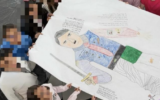Des élèves de la Nysmith School for the Gifted présentent un dessin d'Adolf Hitler comme l’image d’un « leader historique fort », dans le cadre d’un projet de classe, en Virginie du Nord, en octobre 2024. (Crédit : Louis D. Brandeis Center for Human Rights Under Law)