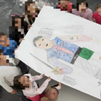 Des élèves de la Nysmith School for the Gifted présentent un dessin d'Adolf Hitler comme l’image d’un « leader historique fort », dans le cadre d’un projet de classe, en Virginie du Nord, en octobre 2024. (Crédit : Louis D. Brandeis Center for Human Rights Under Law)