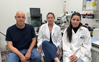 De gauche à droite : Le Pr. Dan Peer, la Dr. Inbal Hazan-Halefy et Shani Benarroch, doctorante à l'université de Tel Aviv. (Crédit : Université de Tel Aviv) De gauche à droite : Le Pr. Dan Peer, la Dr. Inbal Hazan-Halefy et Shani Benarroch, doctorante à l'université de Tel Aviv. (Crédit : Université de Tel Aviv)
