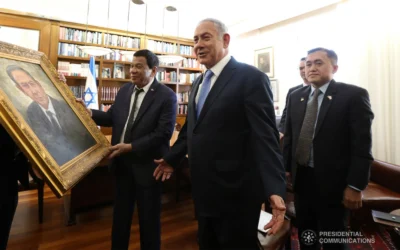 Le président philippin Rodrigo Duterte offre au Premier ministre israélien Netanyahu une peinture de lui-même avant une réunion bilatérale entre les Philippines et Israël au bureau du Premier ministre à Jérusalem, le 3 septembre 2018. (Crédit : King Rodriguez/photo présidentielle)