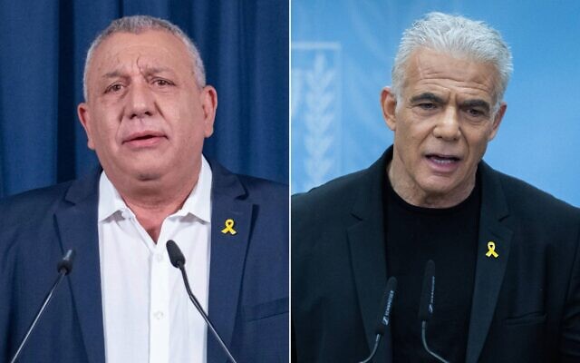 A gauche, Gadi Eisenkot tient une conférence de presse après avoir annoncé sa démission de la Knesset, à Tel Aviv, le 1er juillet 2025. (Crédit : rik Marmor/Flash90) ; A droite, le chef de l'opposition Yair Lapid, qui dirige le parti Yesh Atid, dirige une réunion de faction à la Knesset à Jérusalem, le 30 juin 2025. (Crédit : Chaim Goldberg/Flash90) A gauche, Gadi Eisenkot tient une conférence de presse après avoir annoncé sa démission de la Knesset, à Tel Aviv, le 1er juillet 2025. (Crédit : rik Marmor/Flash90) ; A droite, le chef de l'opposition Yair Lapid, qui dirige le parti Yesh Atid, dirige une réunion de faction à la Knesset à Jérusalem, le 30 juin 2025. (Crédit : Chaim Goldberg/Flash90)