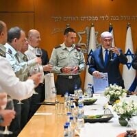 Le ministre de la Défense Yoav Gallant, à droite, le Premier ministre Benjamin Netanyahu, au centre, le chef d'état-major de Tsahal, le général Herzi Halevi, à gauche, et des membres du forum de l'état-major général de Tsahal assistent aux vœux du Nouvel An juif au quartier général de l'armée à Tel Aviv, le 14 septembre 2023. (Crédit : Kobi Gideon/GPO)