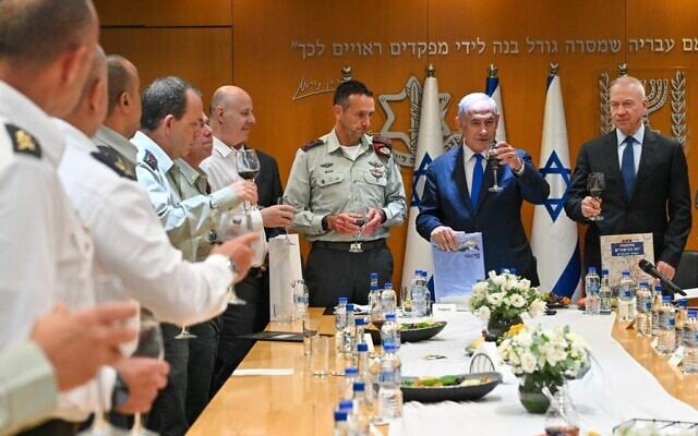 Le ministre de la Défense Yoav Gallant, à droite, le Premier ministre Benjamin Netanyahu, au centre, le chef d'état-major de Tsahal, le général Herzi Halevi, à gauche, et des membres du forum de l'état-major général de Tsahal assistent aux vœux du Nouvel An juif au quartier général de l'armée à Tel Aviv, le 14 septembre 2023. (Crédit : Kobi Gideon/GPO)