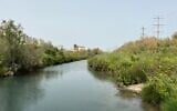 La rivière Saadia, polluée, qui traverse le nord de la ville de Haïfa. (Crédit : Bureau du porte-parole de la municipalité de Haïfa)