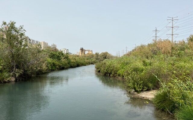 La rivière Saadia, polluée, qui traverse le nord de la ville de Haïfa. (Crédit : Bureau du porte-parole de la municipalité de Haïfa)