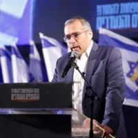 Le rabbin Elhanan Danino s'exprime lors d'un événement commémoratif sur la place des Otages à Tel Aviv, le 20 février 2025. (Crédit : Alon Gilboa/Mouvement de protestation pour la démocratie)