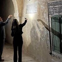 Le rabbin Asher Lopatin (à gauche) visite le tombeau de Nahum dans la ville d'Alqosh, au Kurdistan irakien, en avril 2025. (Autorisation)