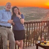Leo Dee et sa fiancée, Aliza Teplitsky, après leurs fiançailles, au Gush Etzion, le 19 juin 2025. (Crédit : Autorisation)