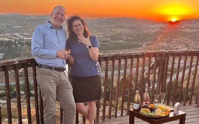Leo Dee et sa fiancée, Aliza Teplitsky, après leurs fiançailles, au Gush Etzion, le 19 juin 2025. (Crédit : Autorisation)