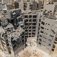 Scène de l'impact d'un missile balistique iranien sur un immeuble, à Beer Sheva, quelques jours après l'attaque, le 28 juin 2025. (Crédit : Elior Cohen)