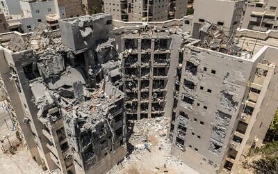 Scène de l'impact d'un missile balistique iranien sur un immeuble, à Beer Sheva, quelques jours après l'attaque, le 28 juin 2025. (Crédit : Elior Cohen)