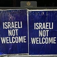 Illustration : Des affiches portant la mention « Les Israéliens ne sont pas les bienvenus » sont apparues à plusieurs endroits à Milan, en Italie, le 26 juin 2025. (Crédit : Afshin Kaboli)