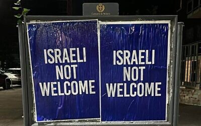 Illustration : Des affiches portant la mention « Les Israéliens ne sont pas les bienvenus » sont apparues à plusieurs endroits à Milan, en Italie, le 26 juin 2025. (Crédit : Afshin Kaboli)