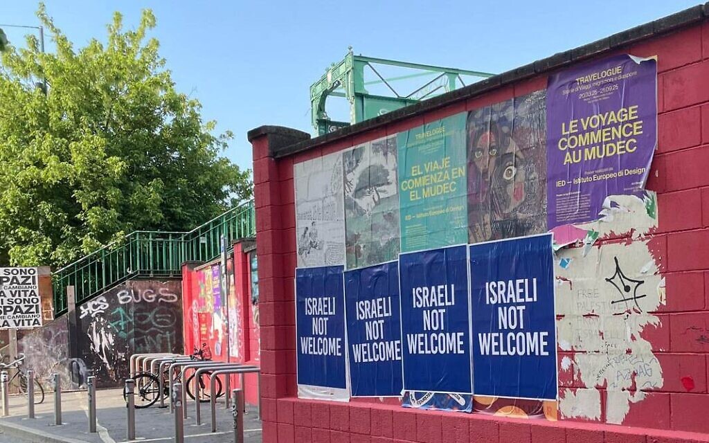 Des affiches portant l'inscription « Les Israéliens ne sont pas les bienvenus » ont fait leur apparition à plusieurs endroits à Milan, en Italie, le 26 juin 2025. (Crédit : Afshin Kaboli) Des affiches portant l'inscription « Les Israéliens ne sont pas les bienvenus » ont fait leur apparition à plusieurs endroits à Milan, en Italie, le 26 juin 2025. (Crédit : Afshin Kaboli)
