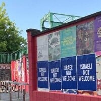 Des affiches portant l'inscription « Les Israéliens ne sont pas les bienvenus » ont fait leur apparition à plusieurs endroits à Milan, en Italie, le 26 juin 2025. (Crédit : Afshin Kaboli)