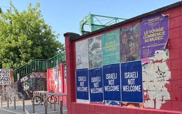 Des affiches portant l'inscription « Les Israéliens ne sont pas les bienvenus » ont fait leur apparition à plusieurs endroits à Milan, en Italie, le 26 juin 2025. (Crédit : Afshin Kaboli)