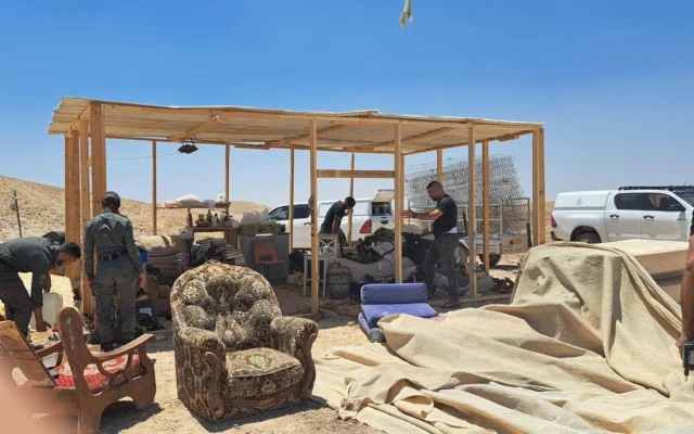 Des membres des services de sécurité évacuent l'avant-poste illégal de Mikne Avraham dans la région du Gush Etzion en Cisjordanie, le 30 juin 2025. (Autorisation : chaîne WhatsApp Hilltop Settlements)