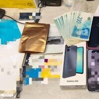 Des objets saisis au domicile d'un couple accusé d'espionnage pour le compte de la République islamique, à Raanana, sur une image publiée le 1er juillet 2025. (Crédit : Police israélienne)