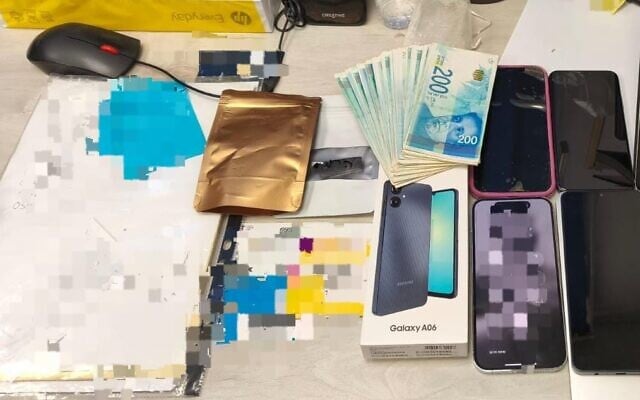 Des objets saisis au domicile d'un couple accusé d'espionnage pour le compte de la République islamique, à Raanana, sur une image publiée le 1er juillet 2025. (Crédit : Police israélienne) Des objets saisis au domicile d'un couple accusé d'espionnage pour le compte de la République islamique, à Raanana, sur une image publiée le 1er juillet 2025. (Crédit : Police israélienne)