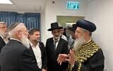 Le Grand Rabbin David Yosef (à droite) et le ministre des Finances Bezalel Smotrich (2ᵉ à gauche) lors d'une cérémonie accordant le statut officiel au tribunal rabbinique, dans l’implantation d'Ariel, le 2 juillet 2025. (Crédit : Porte-parole du tribunal rabbinique)