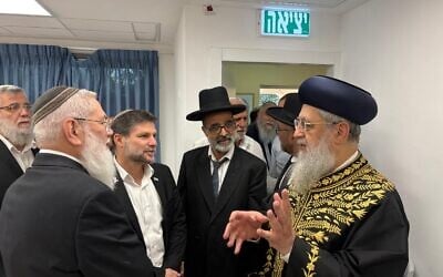 Le Grand Rabbin David Yosef (à droite) et le ministre des Finances Bezalel Smotrich (2ᵉ à gauche) lors d'une cérémonie accordant le statut officiel au tribunal rabbinique, dans l’implantation d'Ariel, le 2 juillet 2025. (Crédit : Porte-parole du tribunal rabbinique)